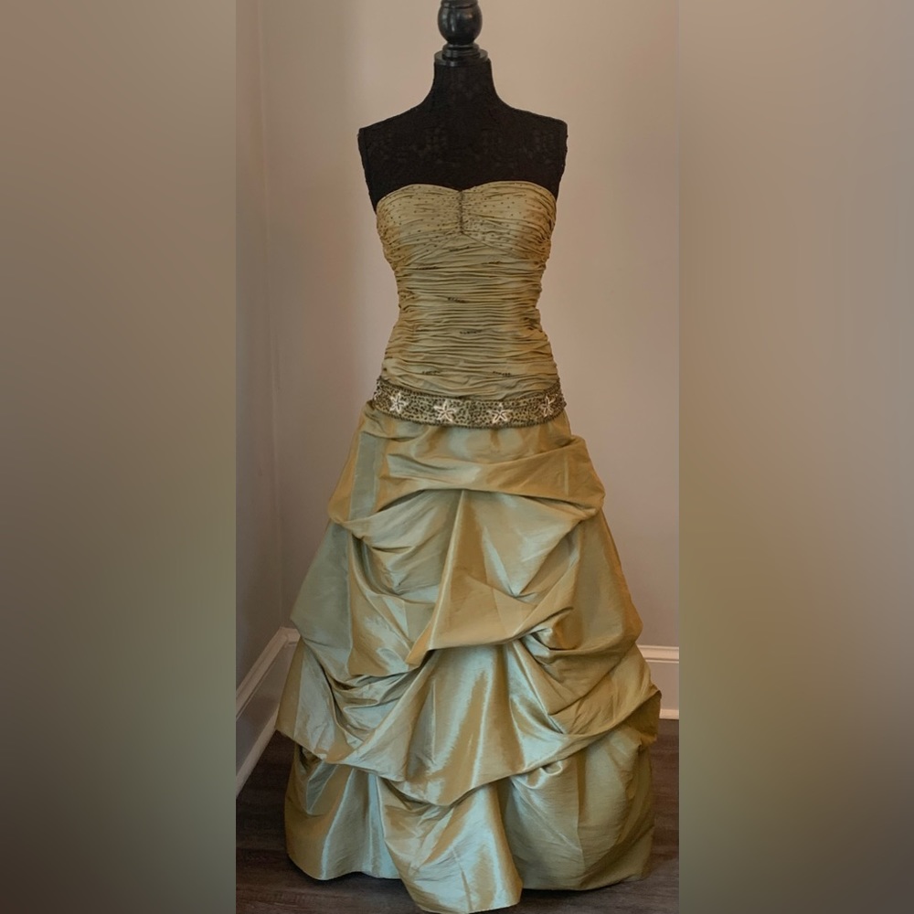 Dalia, Strapless Ball/Evening Gown w/Sash